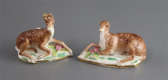 A pair of Rockingham porcelain figures of recumbent deer, c.1830, L. 6.5cm - 8cm, losses